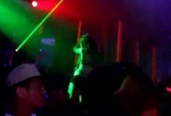 外国酒吧视频在线观看